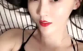 红唇小姐姐,魅力绽放，时尚先锋