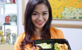 小姐姐领便当,温情瞬间，暖意涌动